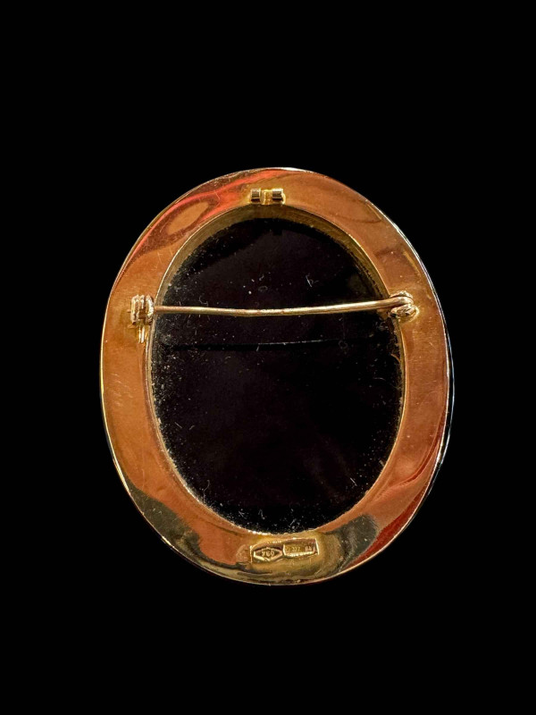 18 carat gold mounted cameo of girl with dove.