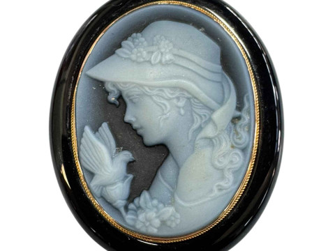 18 carat gold mounted cameo of girl with dove.