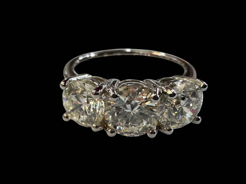Platinum set three-stone diamond ring, diamonds totalling 2.70ct, size L, with Gemological Institute certificate.