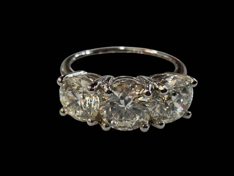 Platinum set three-stone diamond ring, diamonds totalling 2.70ct, size...