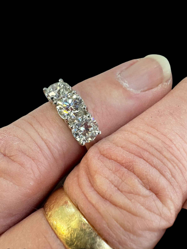 Platinum set three-stone diamond ring, diamonds totalling 2.70ct, size L, with Gemological Institute certificate.
