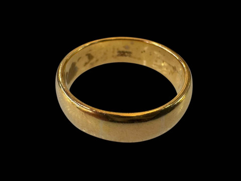 22 carat gold wedding band, size N.