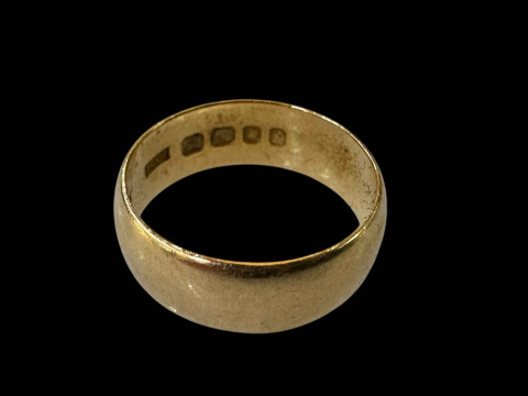 18 carat gold wedding band, size J.
