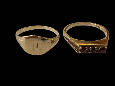 9 carat gold garnet set ring and gold signet ring (2).