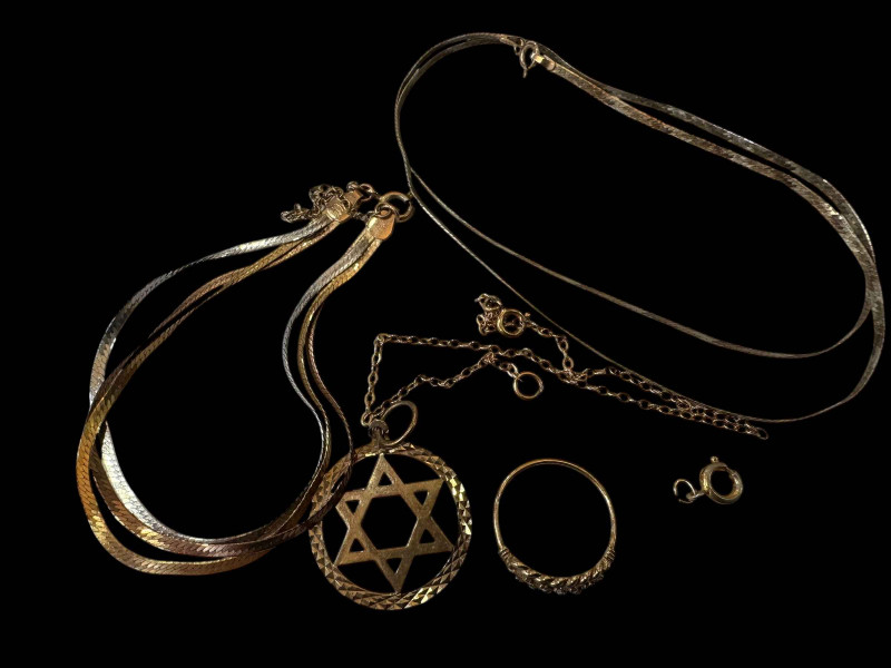 9 carat gold jewellery including necklace and bracelet, ring and pendant.