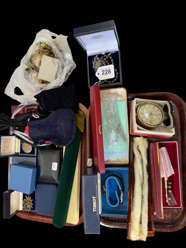 Collection of jewellery including silver.