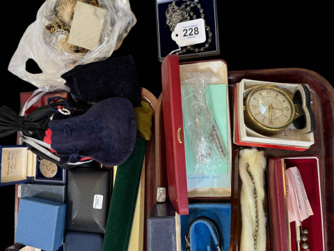 Collection of jewellery including silver.