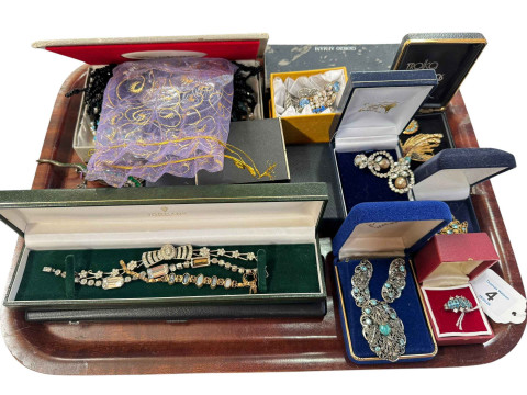 WITHDRAWN            Costume jewellery.