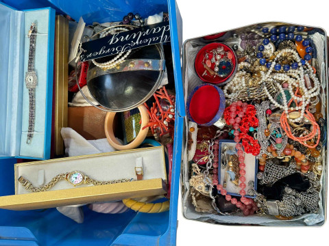 Box of jewellery.