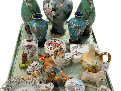Tray lot with Cloisonné vases, porcelain boxes, Royal Worcester jug,...