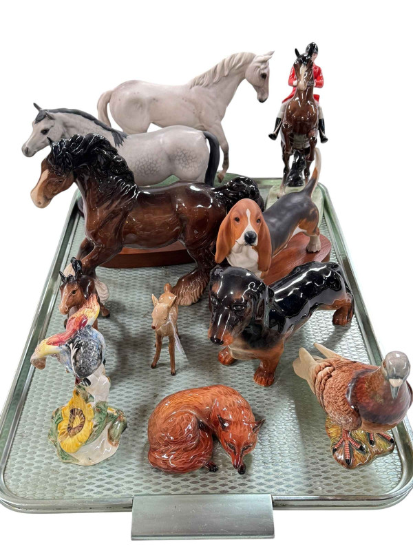 Royal Doulton horse on wooden plinth and a collection of Beswick animals, horses and birds including Rearing Huntsman, Beagle and Dachshund.