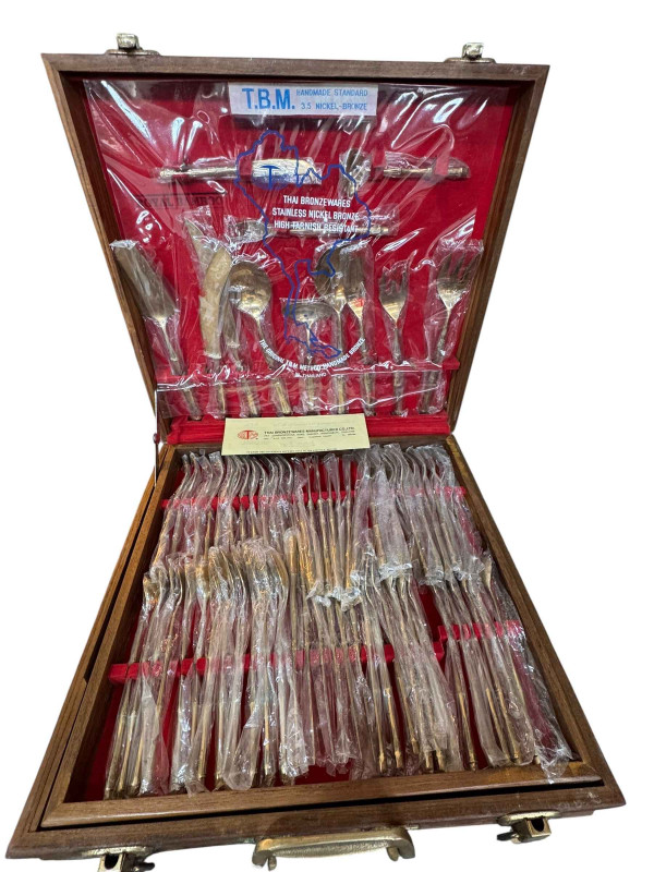 Canteen of stainless nickel bronze cutlery.