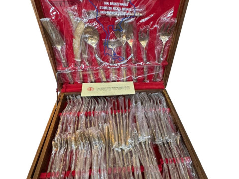 Canteen of stainless nickel bronze cutlery.