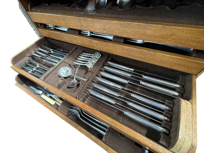 Boxed canteen of cutlery.