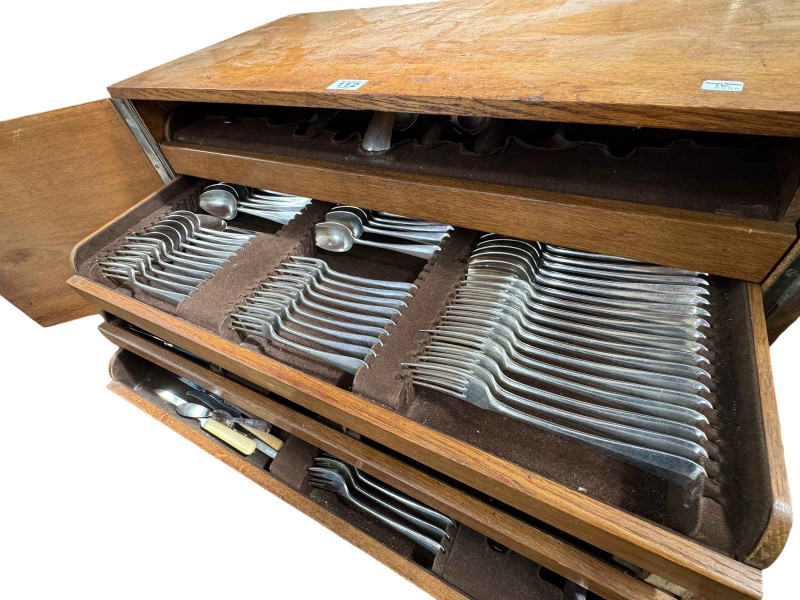 Boxed canteen of cutlery.