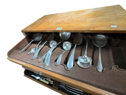 Boxed canteen of cutlery. thumbnail