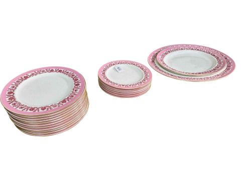 Set of Copeland dinner and serving plates, nineteen pieces.