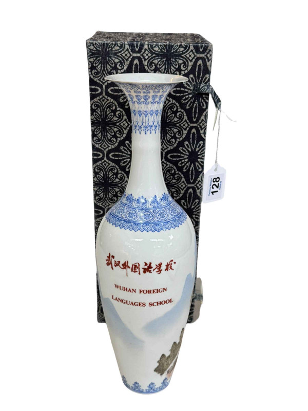 Very delicate Chinese vase decorated with Great Wall, 32cm, boxed.