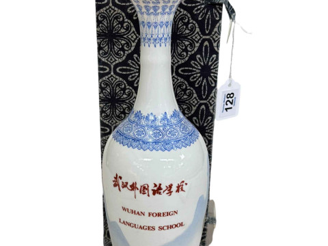 Very delicate Chinese vase decorated with Great Wall, 32cm, boxed. thumbnail