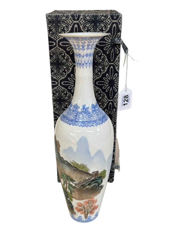 Very delicate Chinese vase decorated with Great Wall, 32cm, boxed.