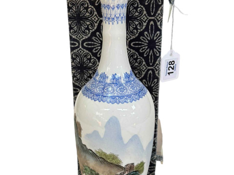 Very delicate Chinese vase decorated with Great Wall, 32cm, boxed. thumbnail