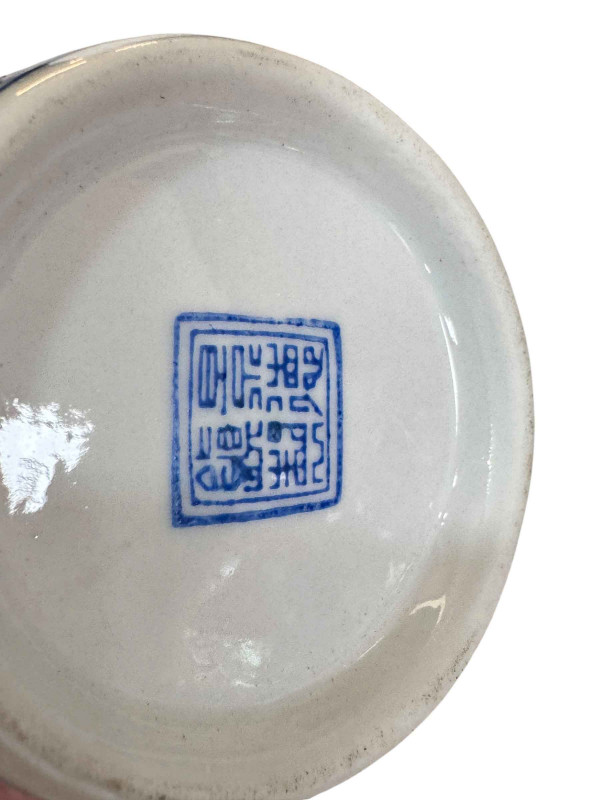 Very delicate Chinese vase decorated with Great Wall, 32cm, boxed.