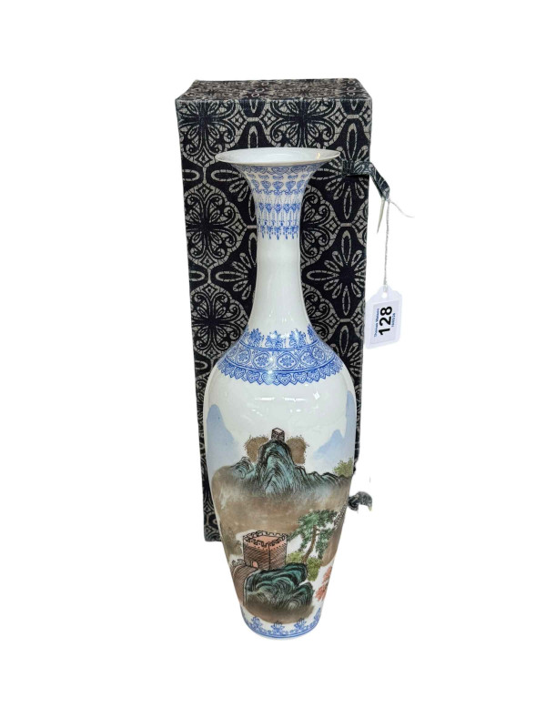 Very delicate Chinese vase decorated with Great Wall, 32cm, boxed.