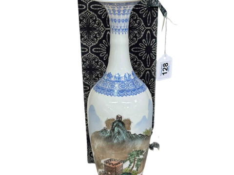 Very delicate Chinese vase decorated with Great Wall, 32cm, boxed.