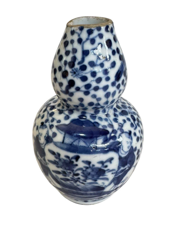 Antique Chinese blue and white damaged vase, 13cm.