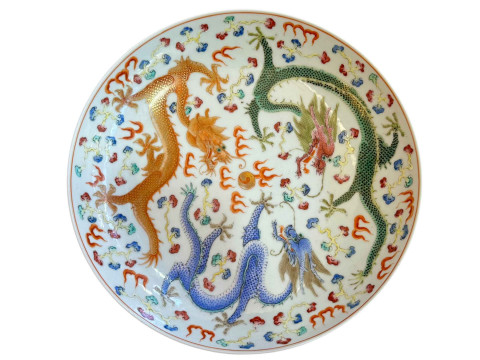 Chinese three dragon saucer dish with six character mark to base, 21cm...