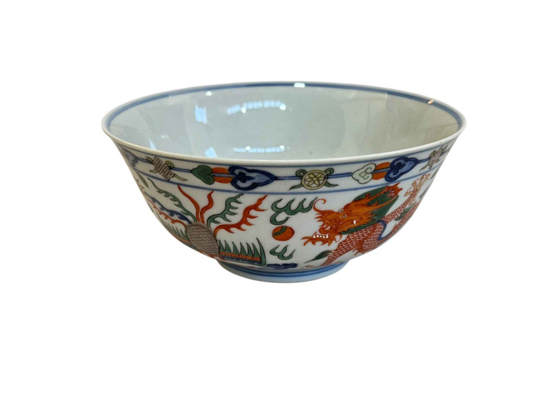 Chinese green and red five claw dragon bowl, six character mark, 15cm diameter.