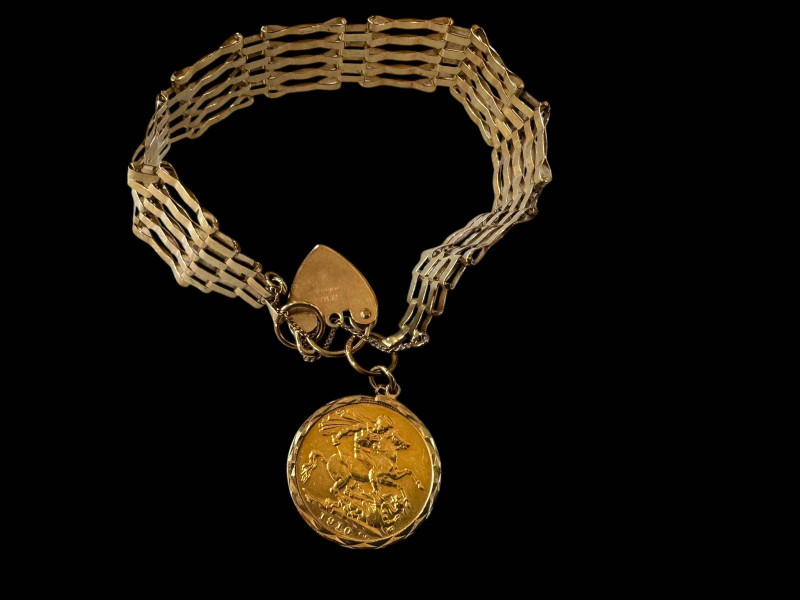 Gold sovereign 1910 in 9 carat gold mount and with 9 carat gold gate bracelet.
