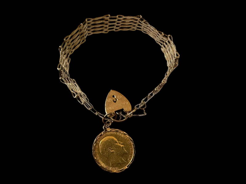 Gold sovereign 1910 in 9 carat gold mount and with 9 carat gold gate bracelet.