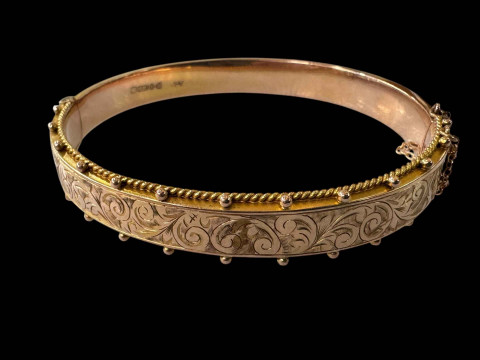9 carat gold bangle with bead and engraved decoration, hallmarked Chester...