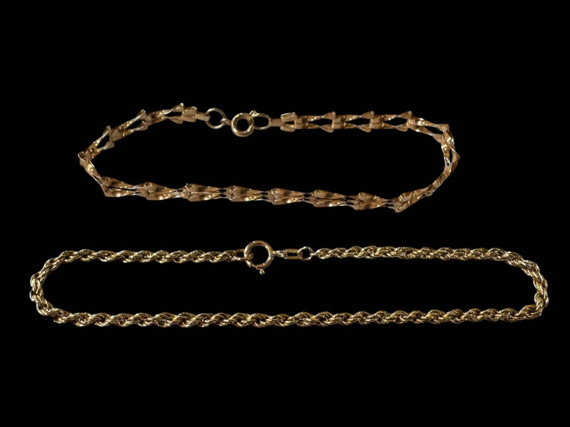 Two 9 carat gold bracelets.