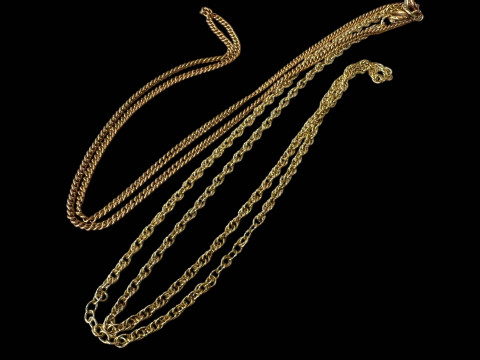 Two 9 carat gold chain link necklaces.