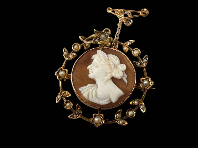 9 carat gold set cameo and seed pearl pendant brooch, 30mm across.