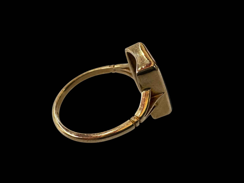 9 carat gold black quartz and tiny diamond ring, size O.