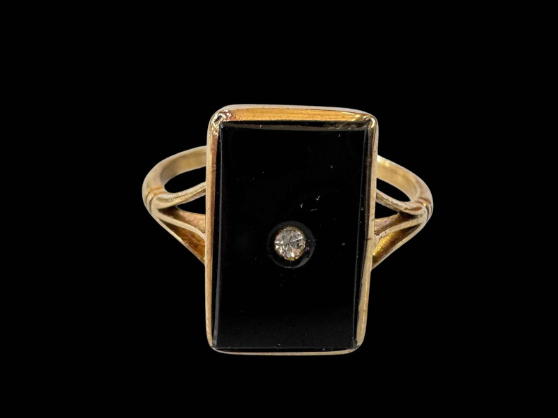 9 carat gold black quartz and tiny diamond ring, size O.