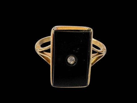 9 carat gold black quartz and tiny diamond ring, size O.