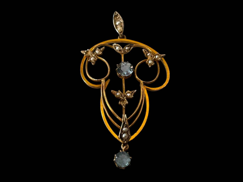 9 carat gold gem set open work pendant, 4cm by 3cm.