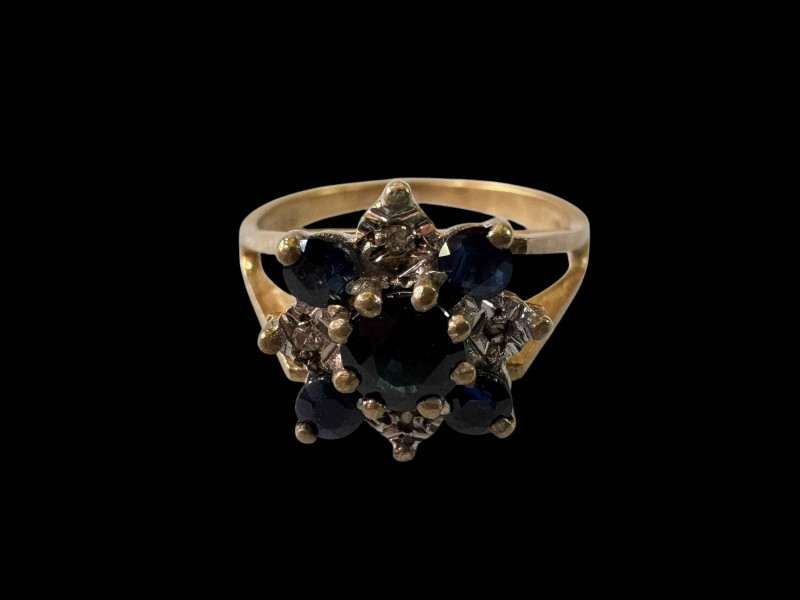 Sapphire cluster 9 carat gold ring, size J.