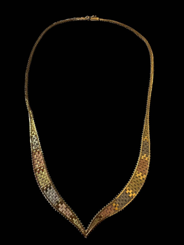 9 carat gold tri-colour necklace.