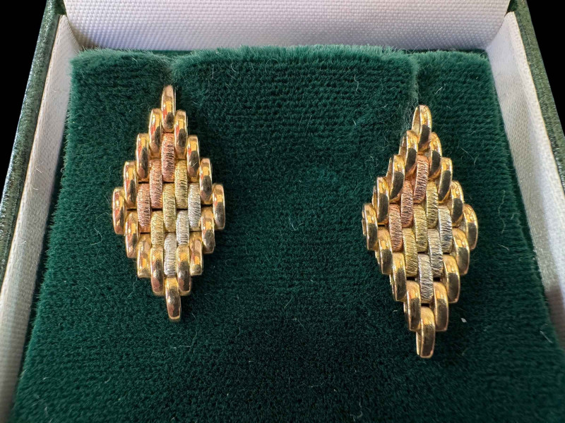 Pair 9 carat gold tri-colour earrings.