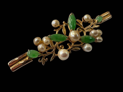 Gold pearl and jade foliate brooch, 6cm across.