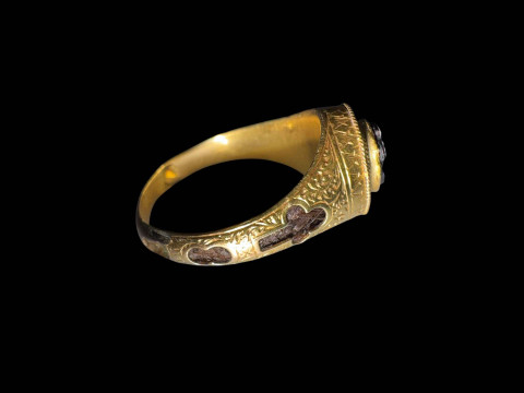 19th Century gold mourning ring with cameo and hair strands, size R. thumbnail