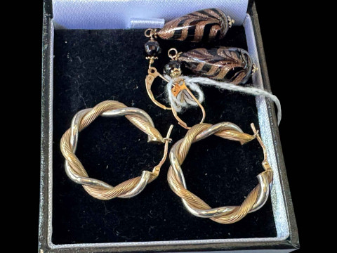 Pair 9 carat gold earrings and pair of drop earrings.