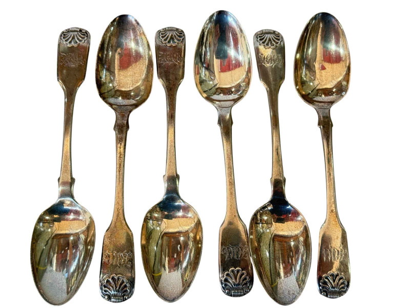 Set of six silver fiddle and shell pattern teaspoon, London 1825.