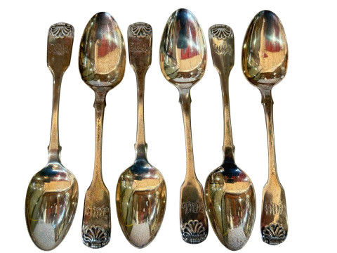 Set of six silver fiddle and shell pattern teaspoon, London 1825.