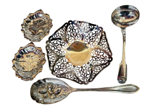 Pair silver leaf bon bon dishes, 9cm across, Birmingham 1972, George IV...